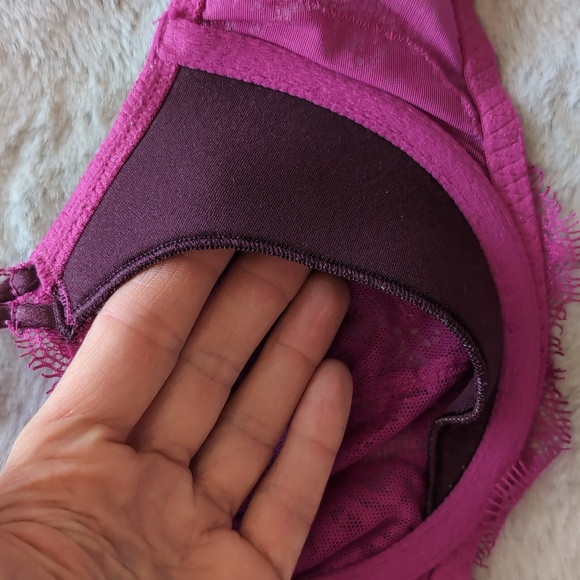 NWOT VICTORIA'S SECRET BRA 32D - Picture 7 of 13